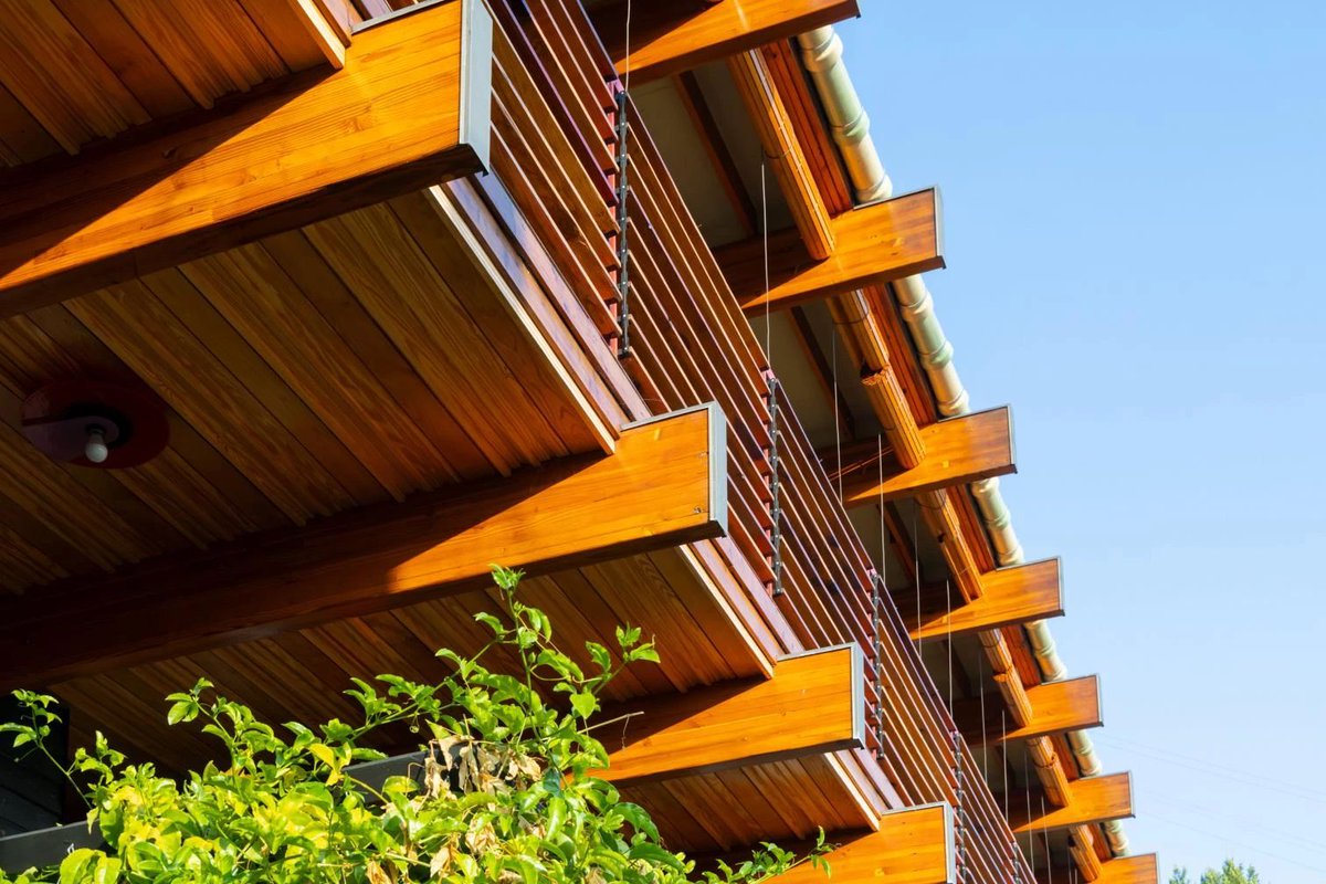 arquitect_viva's tweet photo. Casa Cano en Los Ángeles
Diego Cano-Lasso
https://t.co/L0rMgrQ0OL
La Casa Cano se ubica en el barrio de Mount Washington, en Los Ángeles, junto a la Casa La Canaria (Selgascano + Diego Cano-Lasso).
El proyecto plantea una reinterpretación de la arquitectura moderna de mediados del siglo XX basada en el sistema estructural post-and-beam. La intención principal fue crear una construcción ligera capaz de proyectarse sobre la pronunciada ladera y abrirse visualmente hacia la ciudad. Para ello, se diseñó una estructura compuesta por pilares de acero que sostienen vigas de madera de 12,8 metros de longitud, generando un voladizo. 
Fotografías: Iwan Baan