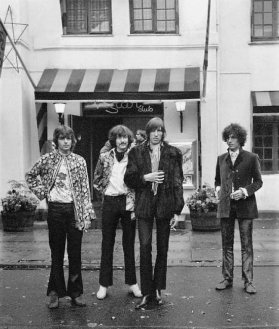 MaxxGhe's tweet photo. 06/07/1967.
I Pink Floyd si esibiscono per la prima volta a “Top Of The Pops”, interpretando
“See Emily Play”:
https://t.co/zpoybSm1B4
Il nastro della registrazione andò danneggiato.
Esiste solo il video, di pessima qualità, postato in questo tweet.
#PinkFloyd #TopOfThePops https://t.co/YUtx9o39wM