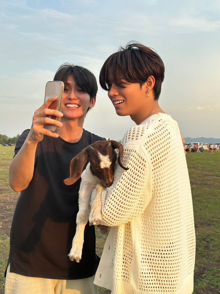 OhmFirstLatam's tweet photo. They look so adorable whit the little goat.
Day 6-Candid Photo 💙🧡
#OhmFirst #OhmSarit #First_Chalongrat #OhmFirstLatam #30DaysOhmFirst https://t.co/ifTIr3P4v7
