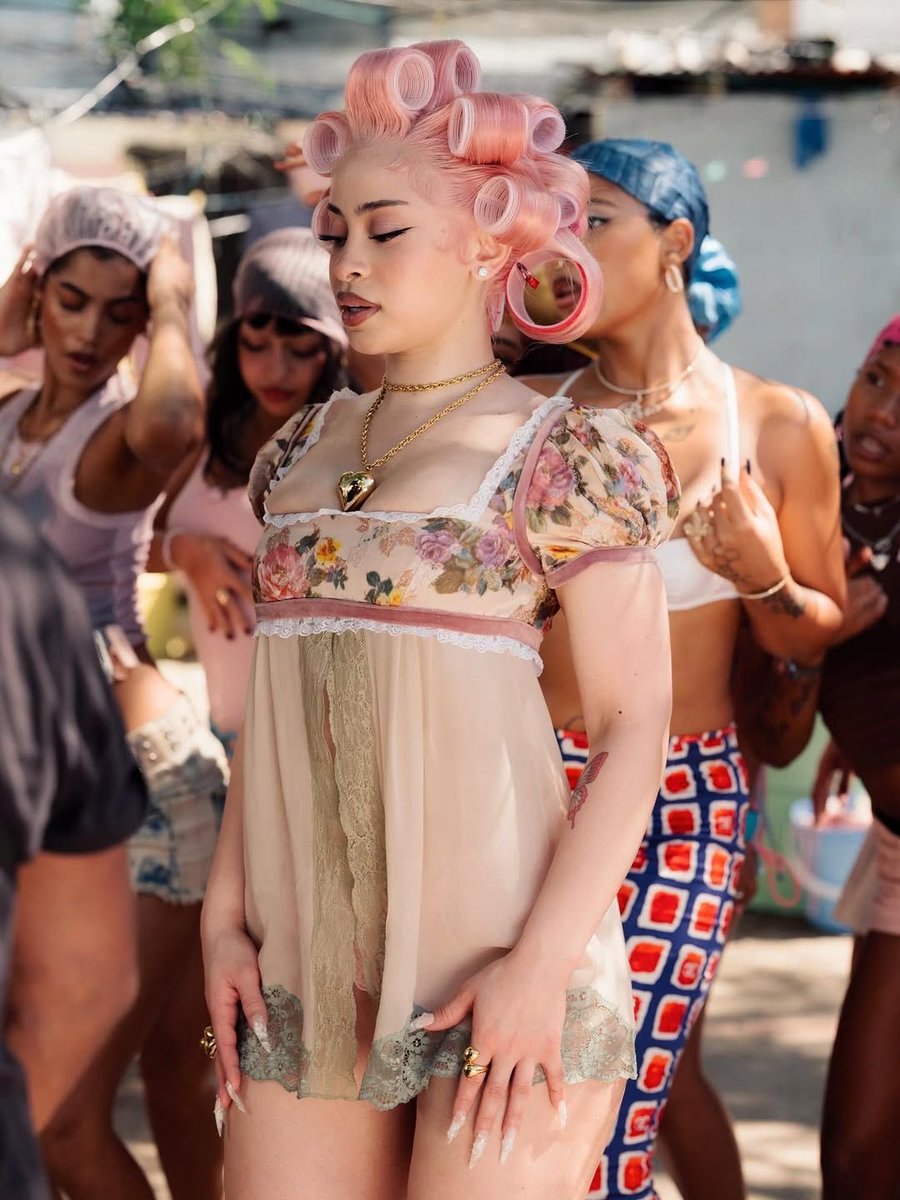 spiceclarity's tweet photo. can we just go back to appreciate these outfits fr attention to detail 🎀 https://t.co/9qcCjMZrAT