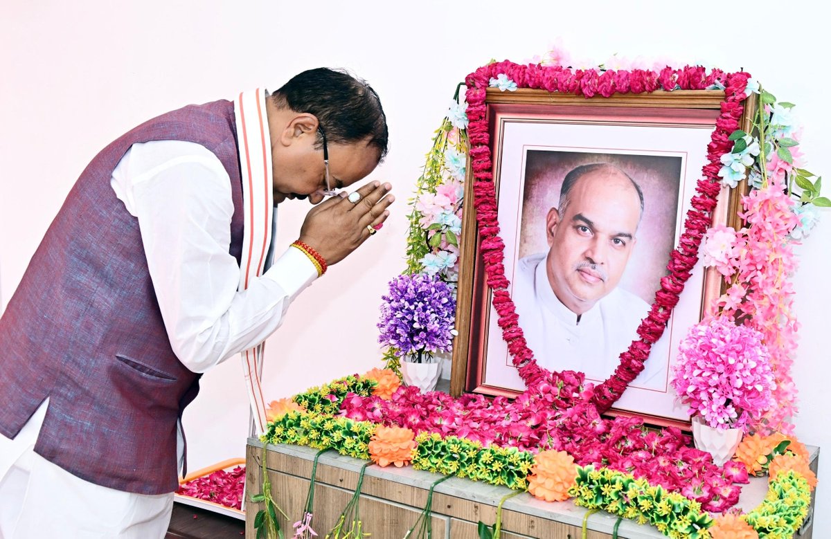 kpmaurya1's tweet photo. लखनऊ स्थित सरकारी आवास, सात कालिदास मार्ग पर भारतीय जनसंघ के संस्थापक श्रद्धेय डॉ. श्यामा प्रसाद मुखर्जी जी की 125वीं जयंती के अवसर पर उनके स्मृतिचित्र पर पुष्पांजलि अर्पित कर सादर नमन किया।

श्रद्धेय डॉ. श्यामा प्रसाद मुखर्जी जी का राष्ट्रहित को सर्वोपरि रखने वाला प्रेरणादायी व्यक्तित्व, सांस्कृतिक राष्ट्रवाद के प्रति उनका अटूट समर्पण तथा राष्ट्रीय एकता एवं अखंडता के लिए किया गया उनका संघर्ष हम सभी के लिए सदैव प्रेरणास्रोत रहेगा। उनके आदर्श और विचार राष्ट्रसेवा के पथ पर निरंतर हमारा मार्गदर्शन करते रहेंगे।