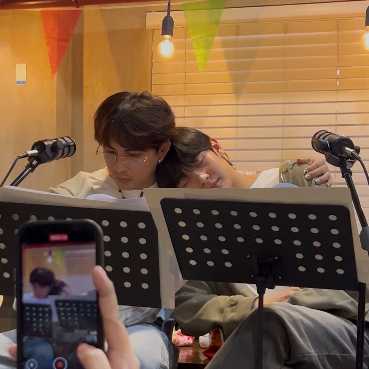 makibih0n's tweet photo. do u guys ever think ab how they've unknowingly shared the same spaces for how many years before they finally met each other in the middle............ and now look at them and the deep bond they have created and nurtured together 🥹

#makijah https://t.co/E6gUHfo2Jn