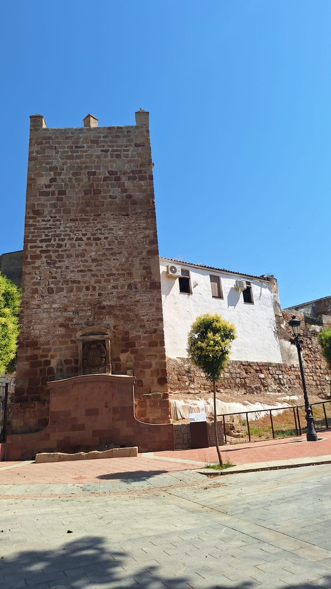 AndujarExpres's tweet photo. Buenos días Andújar, hoy os saludamos desde la fuente Sorda. Sigue la ola de calor con una temperatura máxima de 42°C. Habrá alerta naranja desde las 12 a las 21 horas. Cuidarse mucho y no salir en horas de máximo calor. Os deseamos feliz lunes. https://t.co/uzCmY8qPsd