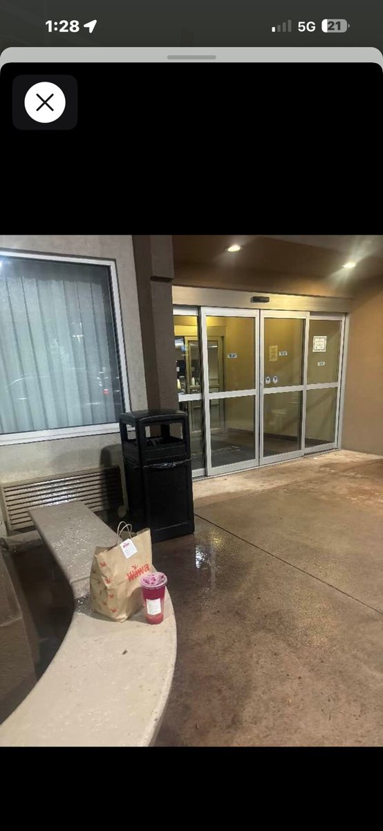 jack_Sally620's tweet photo. Hey @DoorDash explain to me how this doesn’t deserve a refund. Dasher drops my food outside the hotel in the public area. Doesn’t hand it to my front desk nothing just out there. I go down to get it and it’s gone. NO food =No refund? How does that work https://t.co/QfdphfNdv5