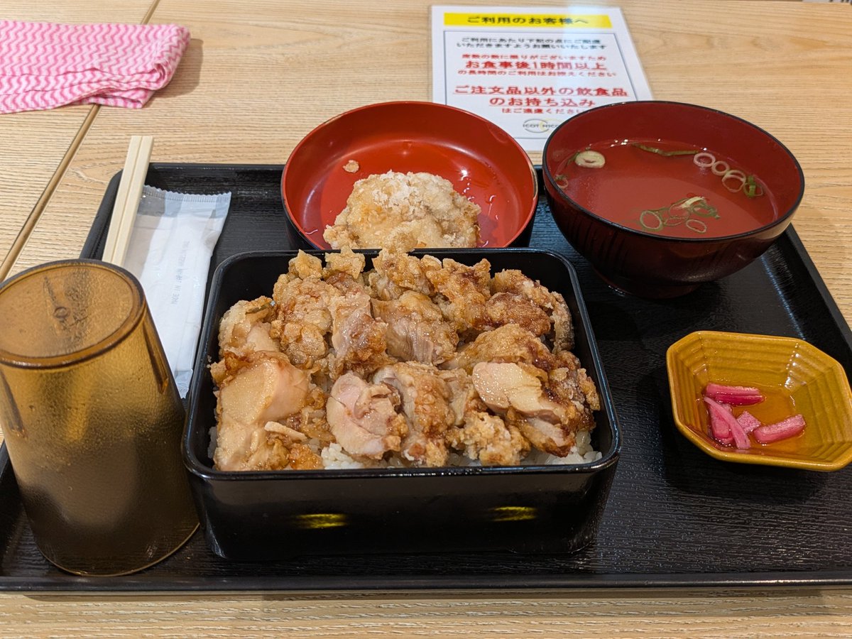 turkeycc's tweet photo. #たぁきぃのもぐもぐタイム
今朝朝食の食パンを食べたらお腹が張って昼に食欲が無い💦。でも外出したので軽く食べようとしたけど、軽いものが無いから「とり重」にしました。うまうま🐴。マック🍔 🍟でもよかったけど今無料でLサイズに変更できるからまた今度ね。ちょっとダイエットもしようかな？ https://t.co/7vq0CqEvEt
