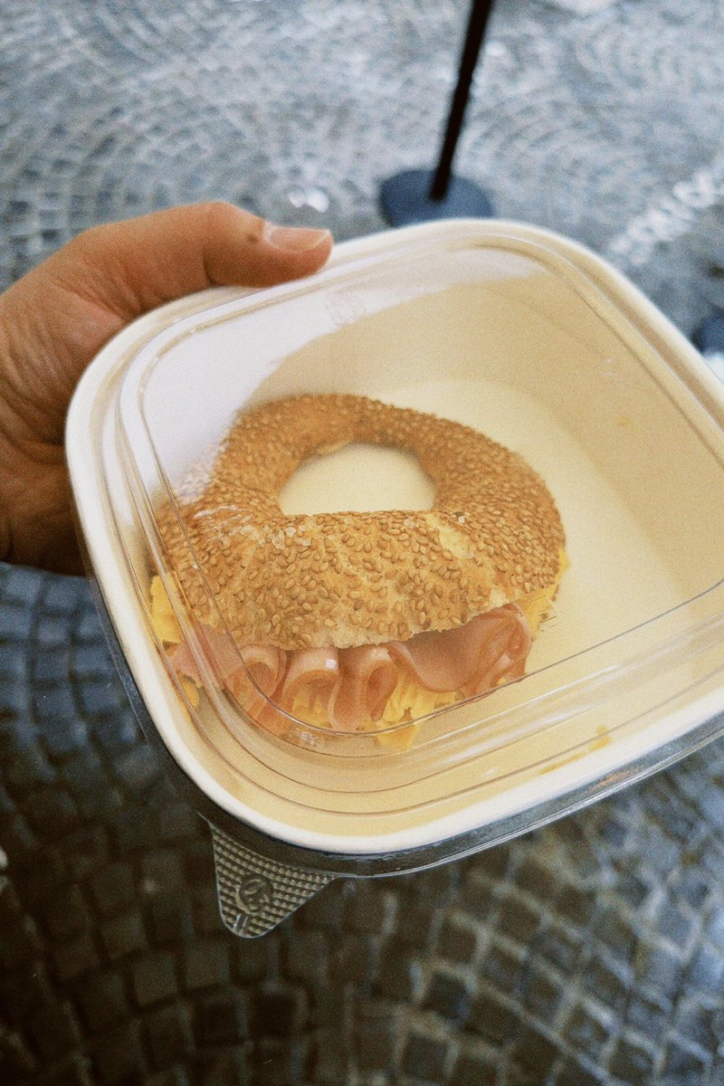 HaRu_Nus's tweet photo. 韓国ソンスの塩パン屋さんBeton🥐
めっちゃ美味しいー！
膨らんでるところはフワッと、細いところからカリッと✨塩が効いてて、ウマッてなります。
食べ終わってからも、口の中がずっと美味しい。 https://t.co/dqnBCwnQRl