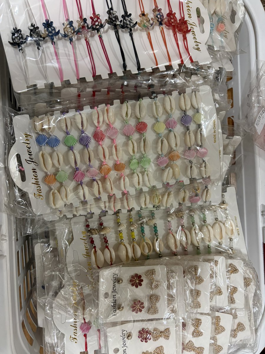 mrh092's tweet photo. 大量のブレスレットとピアスの使い道だれかないですか、、🥺 https://t.co/pHYEFH4IKM