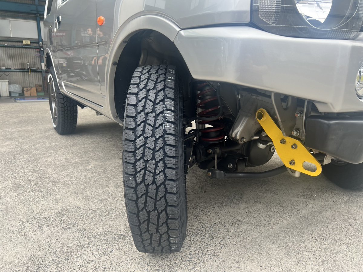 tg_takatsu's tweet photo. スズキ ジムニーに #GEOLANDAR #AT4 を装着‼️
ワイルドな見た目がとてもかっこいいヨコハマのオールテレーンタイヤ😀
ジムニーの見た目の相性もバッチリ✨
SUV用タイヤをお探しなら、是非当店までお問合せください👨🔧 https://t.co/1rGG3pH2Hx