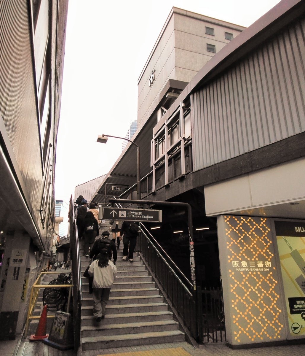 bozu_108's tweet photo. 大阪駅使ってる人しか分からないこと選手権

入賞
ここの階段人溢れすぎてるから、広くして欲しい

入賞
大阪駅上にある時空の広場は人工芝が敷かれてて、ゴロ寝も出来る。

入賞
おおさか東線がどこにあるか分からない

入賞
『大阪駅から見える大ぴちょんくん』
を必ず見る💧👀
ダイキン工業の看板で　
梅田のランドマーク