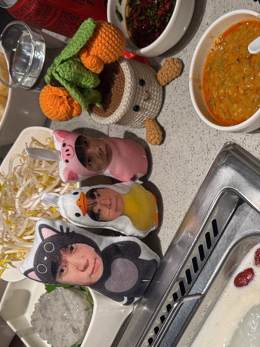 haaamhmhm's tweet photo. 하이디라오 먹고 노란돼지 뽑고 깦휘 마시고 롤 본 날 https://t.co/FvQ9wpKSfR
