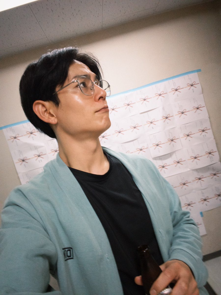 tetsuji_s_1206's tweet photo. 黎明ロマンティックの稽古が詰まり詰まっています。

色々考え抜かれた物語だと思いますし、動作や視線の動かし方の演出に入るのはとても嬉しいことです。
そして稽古場差し入れをしてくださったお客様

ありがとうございます!!!!!
プロテインはどこの現場も瞬殺です😂

本番まで後11日👀 https://t.co/mn9RfmL1qh