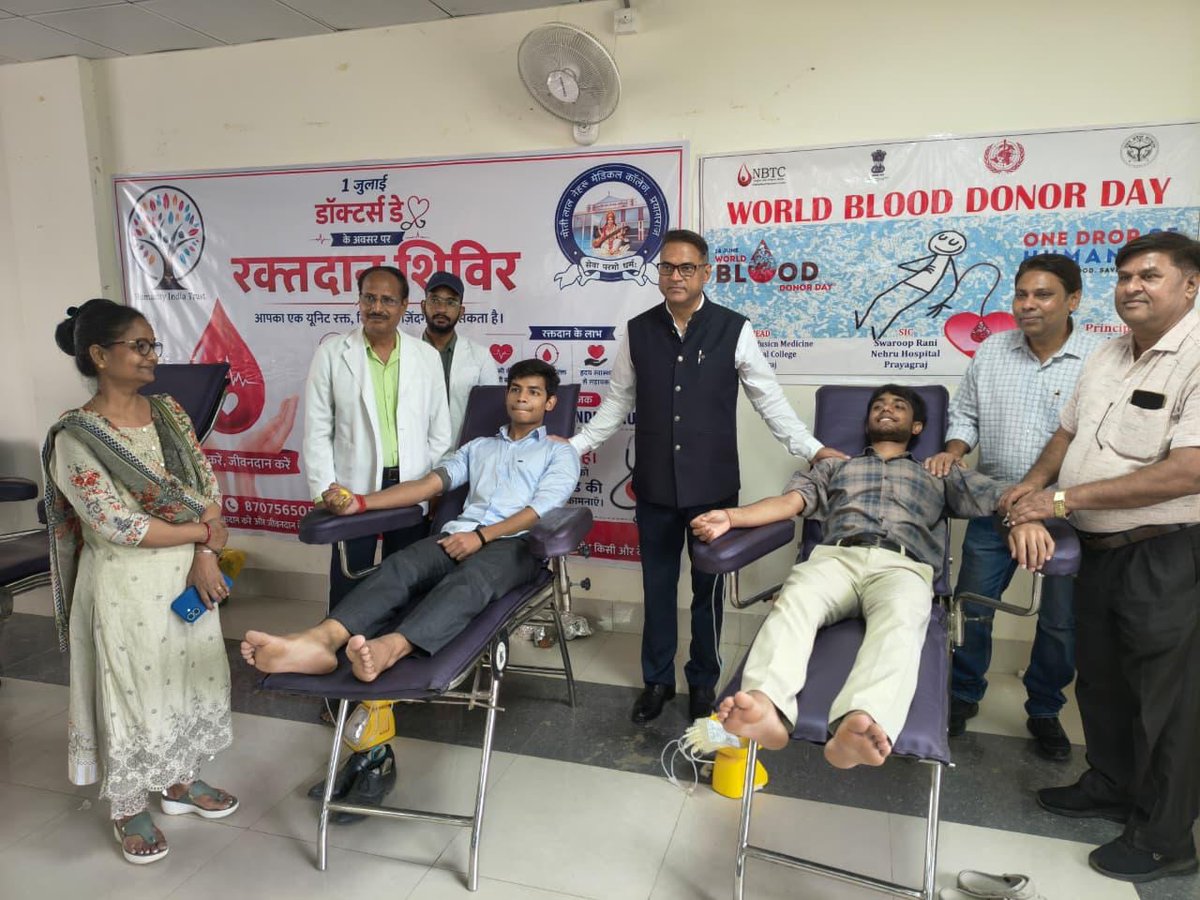 mlnmcprayagraj's tweet photo. #MeUP@MLNMC: On the occasion of Doctors’ Day, 51 MBBS students, Postgraduate students & senior doctors donated blood at the voluntary blood donation camp organized at MLNMC, Prayagraj. The camp was organized by Humanity India Trust with the support of Amar Ujala Foundation. https://t.co/2Lv98ltKEF