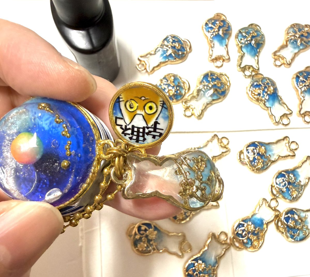 レジン豆本制作中です。 これは「宇宙ネコ」の猫チャーム部分。何十個