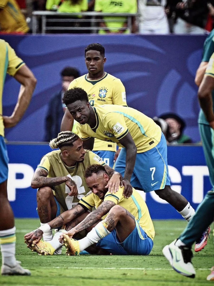 JekwuMoni's tweet photo. Neymar Jr devastated in tears 🥺💔

Vinicius Jr and Raphinha went to console Neymar who collapse on the pitch in tears after loosing the game against Norway for the quarter finals last night.💔💔 https://t.co/RSfsUr3nuu