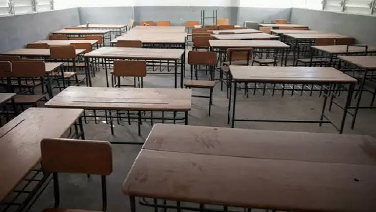 SABCNews_Radio's tweet photo. [LISTEN] Concerns rise as Zimbabwean school-going children are allegedly being pulled out of South African schools due to forced deportations

https://t.co/EbNkTwvkmq

#SABCNews #FirstTakeSA https://t.co/gHY7D3cisH