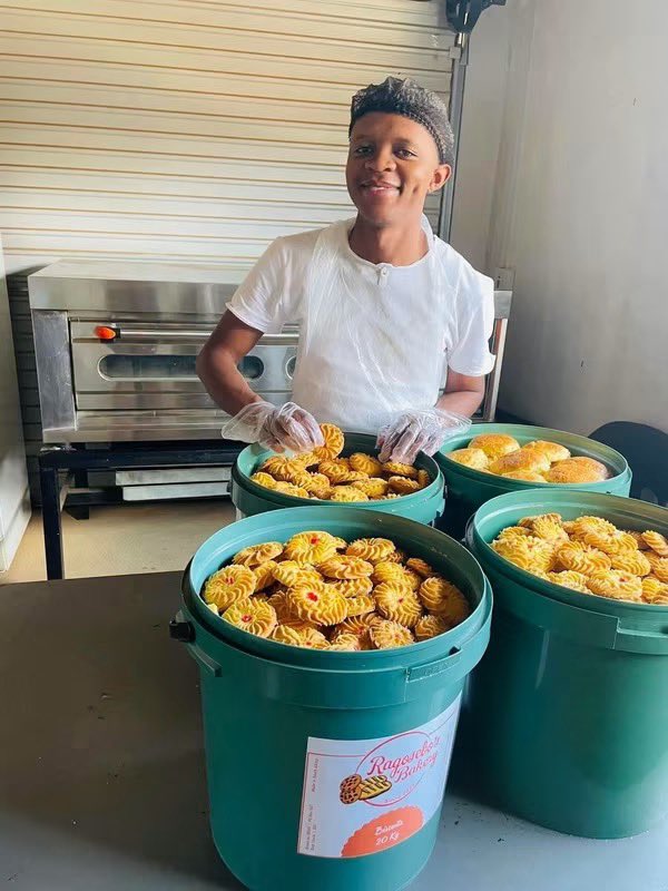 Ndi_Muvenda_'s tweet photo. Young man opened his own bakery business 🙌🏿 https://t.co/rNy088xjq6