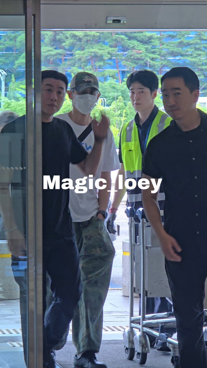 EXOLINTL9's tweet photo. [06/07/26] #CHANYEOL at GMP Airport Departing from Seoul, South Korea 🇰🇷

“New hair color 😍”

Cr. Magic_loey, nadcy_ 

#EXO #엑소 #weareoneEXO @weareoneEXO https://t.co/ryCip8YntU