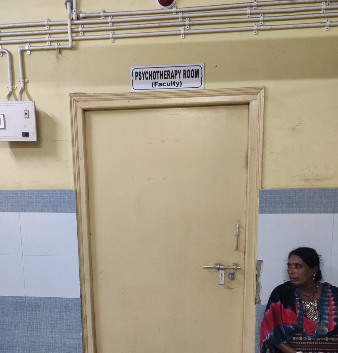 Soumakraj's tweet photo. আমি এখন Instt of Psychiatry- Bangur Instt- SSKM,তে,এখানে খুব Sensitive রোগীরা আসেন চিকিৎসার জন্য, এই ম্যাডাম সবার সঙ্গে খুব খারাপ ব্যবহার করছেন, আমি একটা জিনিস জিজ্ঞাসা করতে যাওয়াতে আমার মুখের উপর দরজা বন্ধ করে দিলেন, এত কি ঠিক হচ্ছে ? Pls take care
@drsharadwat 
@SuvenduWB https://t.co/fTHGpMTt6j