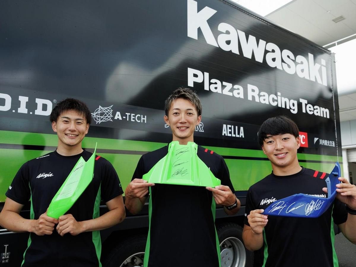 PutiMotor's tweet photo. カワサキが、鈴鹿8耐での応援に対する感謝を込め、全国のカワサキプラザにて新車を成約した方の中から抽選で8名に、Kawasaki Plaza Racing Teamのライダー3選手のサイン入りNinja ZX-10Rパーツをプレゼントするキャンペーンを実施。

対象期間は2026年6月1日から8月7日まで。

https://t.co/DsH8RUqW2S https://t.co/y6UMQ0COwk