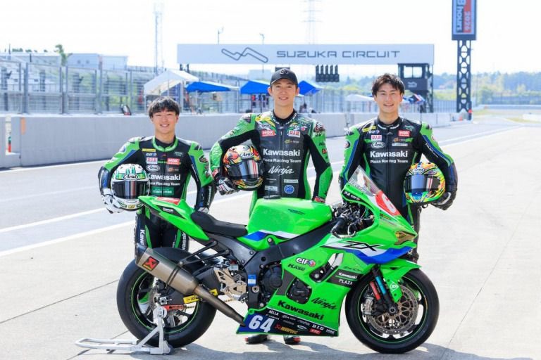 PutiMotor's tweet photo. カワサキが、鈴鹿8耐での応援に対する感謝を込め、全国のカワサキプラザにて新車を成約した方の中から抽選で8名に、Kawasaki Plaza Racing Teamのライダー3選手のサイン入りNinja ZX-10Rパーツをプレゼントするキャンペーンを実施。

対象期間は2026年6月1日から8月7日まで。

https://t.co/DsH8RUqW2S https://t.co/y6UMQ0COwk
