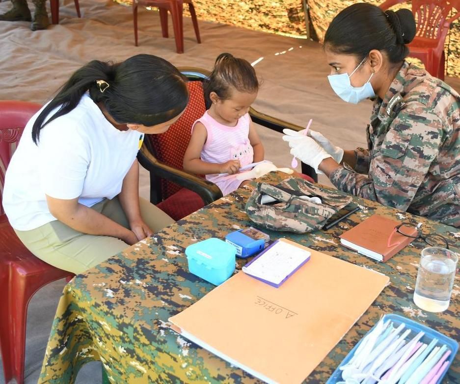Spearcorps's tweet photo. 𝗦𝗲𝗿𝘃𝗶𝗻𝗴 𝗖𝗼𝗺𝗺𝘂𝗻𝗶𝘁𝗶𝗲𝘀, 𝗦𝘁𝗿𝗲𝗻𝗴𝘁𝗵𝗲𝗻𝗶𝗻𝗴 𝗕𝗼𝗻𝗱𝘀

#DaoDivision under #SpearCorps organised a Medical & Dental Camp at #Kibithu, #ArunachalPradesh providing essential healthcare services to border communities at India's easternmost frontier. A total of 51 villagers, including women and children, benefitted through medical consultations, dental check-ups and health awareness sessions, reaffirming the Indian Army's steadfast commitment towards the welfare, well-being and development of remote border areas.

#SpearCorps के अंतर्गत #DaoDivision ने भारत के पूर्वी छोर #ArunachalPradesh के #Kibithu  में चिकित्सा एवं दंत चिकित्सा शिविर का आयोजन कर सीमावर्ती क्षेत्रों के नागरिकों को आवश्यक स्वास्थ्य सेवाएँ प्रदान कीं। इस शिविर से महिलाओं एवं बच्चों सहित 51 ग्रामीण लाभान्वित हुए। उन्हें चिकित्सा परामर्श, दंत परीक्षण एवं स्वास्थ्य जागरूकता संबंधी जानकारी प्रदान की गई, जो दूरस्थ सीमावर्ती समुदायों के कल्याण, स्वास्थ्य एवं समग्र विकास के प्रति भारतीय सेना की अटूट प्रतिबद्धता को दर्शाता है।

#IndianArmy #DaoDivision #SpearCorps #MedicalCamp #Healthcare #ArunachalPradesh #BorderCommunities #NationFirst

@adgpi
@easterncomd
@official_dgar
@prodefgau
@prodefkohima
@HQ_IDS_India
@ProDefKolkata
@PIB_India