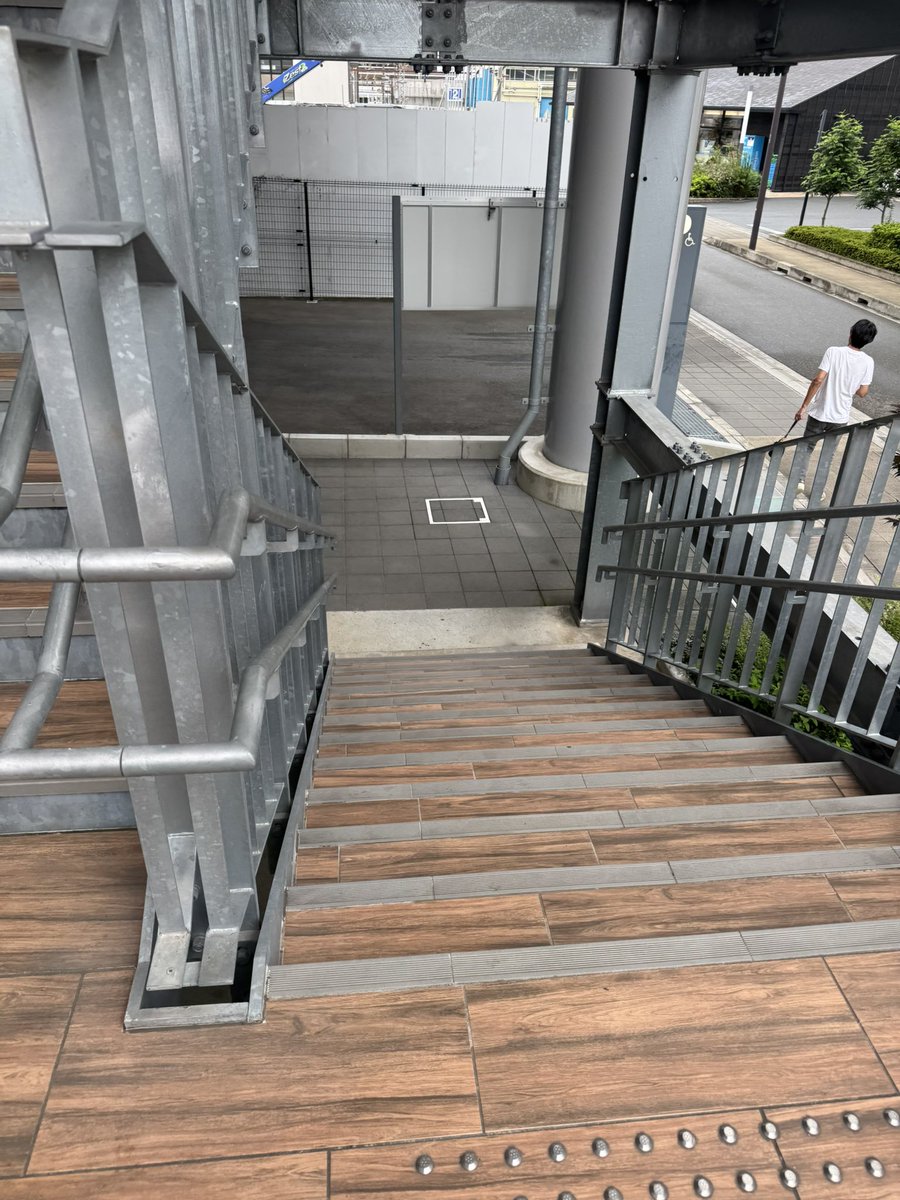 mc_happier's tweet photo. 写真を撮ろうと思い進んだら
階段降りて、もころんには会えず。
頭上のデッキか？ https://t.co/MEIgI5KciO