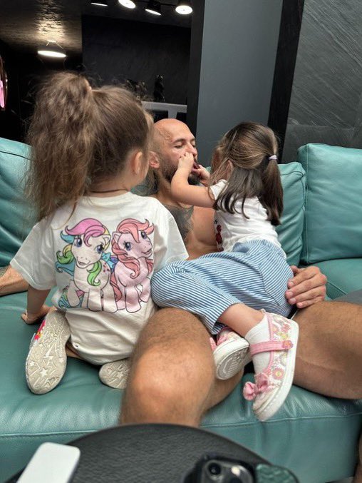 neoupdateshq's tweet photo. This is really all a man wants in his life https://t.co/aLOlUObFaW