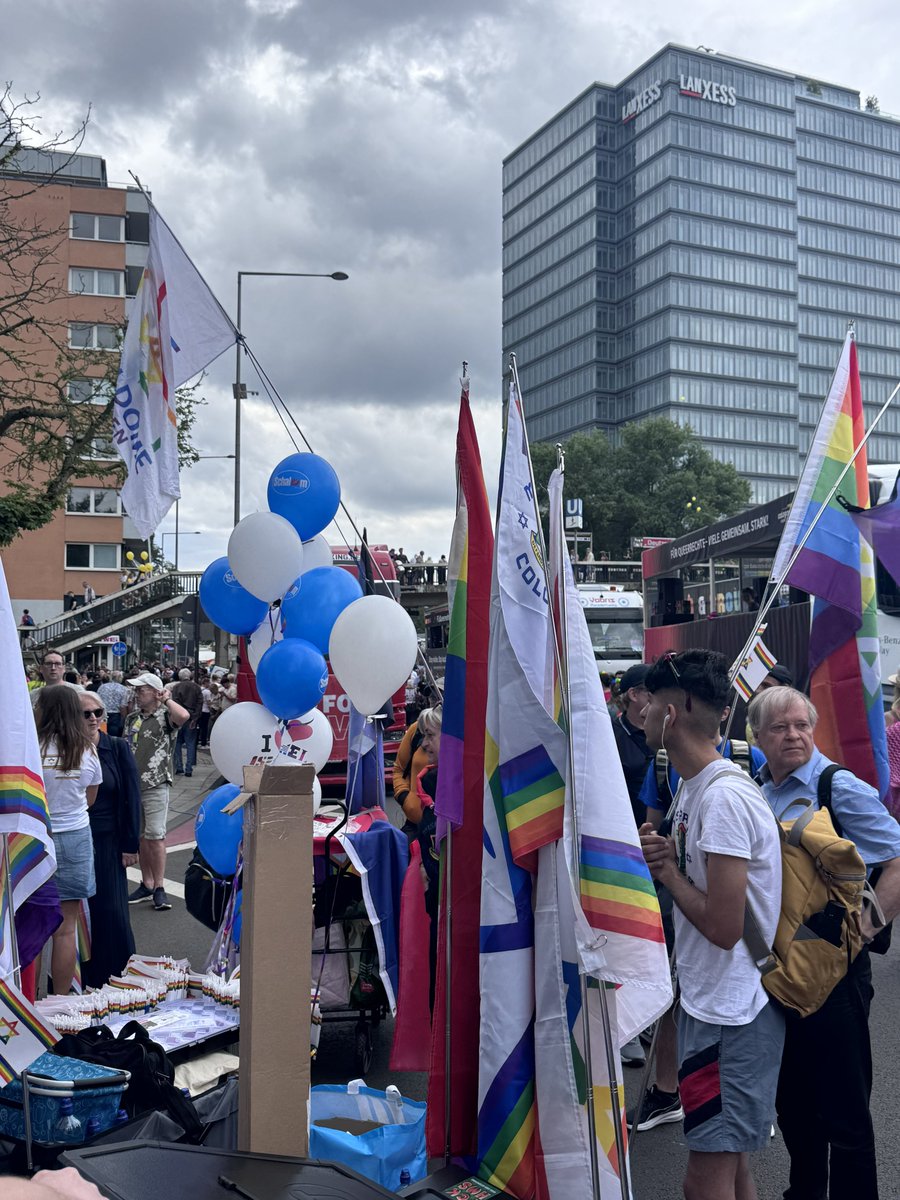 LoveGuerillero's tweet photo. ❤️🖤🌈#CSD #Köln #k0507
#QueerJews #EndJewhatered
#NoPrideInAntisemitism #ColognePride
Gestern war das @bgabonn zusammen mit #MisphachaColonia gemeinsamen auf dem Cologne Pride. Schon im Vorfeld kam es zu Anfeindungen von der Pro Pali Bubble das israelisch solidarische Menschen und Juden auf der der Cologne Pride mitlaufen. Besonders das Palestine Camp Köln und der ,,March of Liberation“ die Gruppierung die jeden Freitag durch Köln ihren Israel und Judenhass auf die Straße bringen, letztere sind mit Amnesty Köln auf derCologne Pride zusammen gelaufen, hatten sich vehement aufgeregt und auch Drohungen gegen unsere Jüdische Gruppe ausgesprochen. Doch wir lassen uns nicht canceln und ghosten und hatten einen sehr schönen, fröhlichen, erfolgreichen Tag gestern auf der Cologne Pride. Danke auch an #MisphachaColonia für die tolle Orga und allen anderen die mit uns bunt, divers , Jewish and Pride zusammen gefeiert und demonstriert haben. Doch seht selbst 🌈✡️💙🤍🦋🌺💚
@KoeAntifa161 @AntifascistaBRS @161debunk @Baghi161 @klarekante_cgn @CityofHopeKoeln @ASB_NRW @leah_youn @MartinHeil9 @unsoerioes @yoga_and_more @KolnOmas @redmimireads @ASB_NRW @DorisWeiss2
