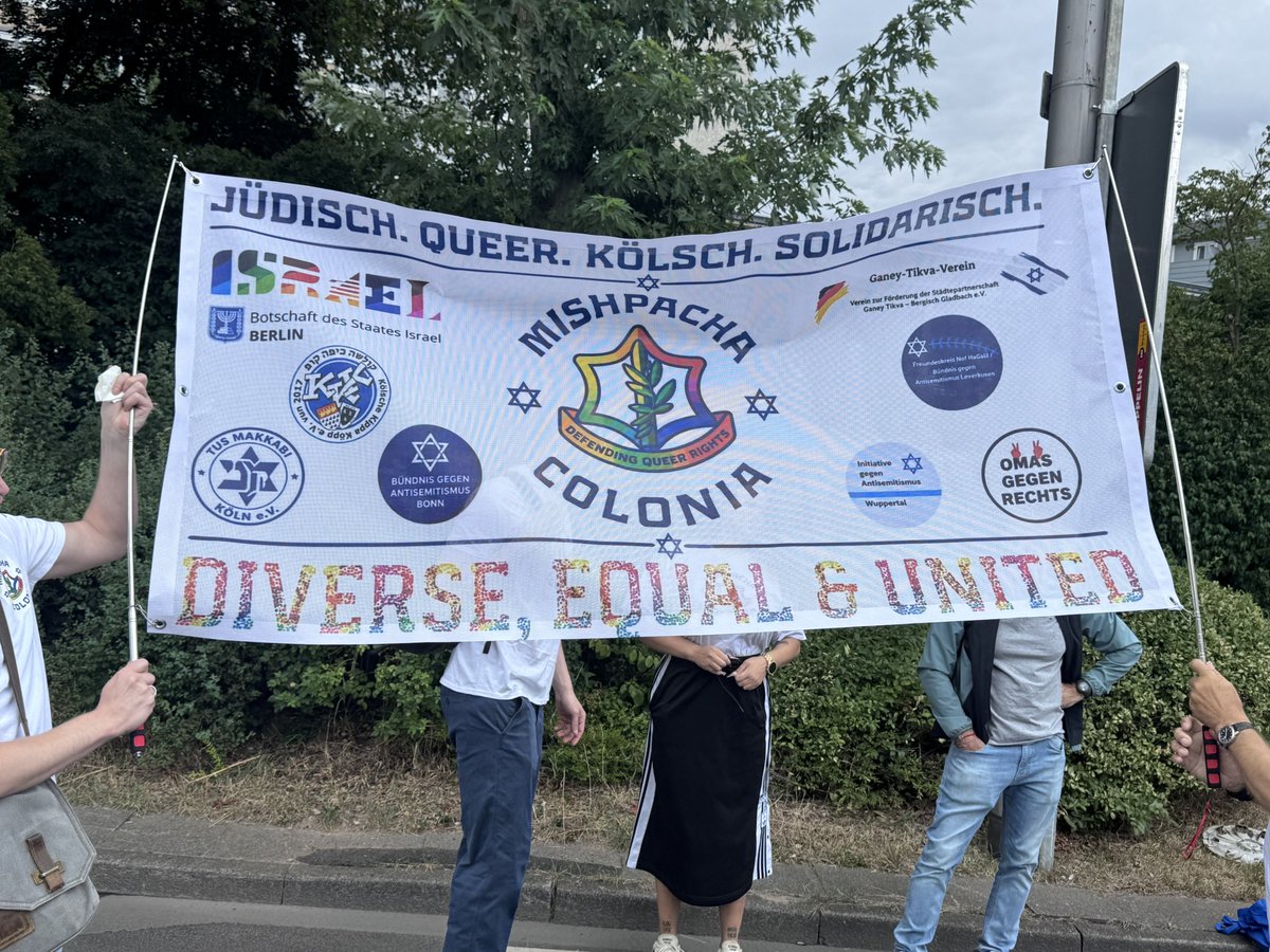 LoveGuerillero's tweet photo. ❤️🖤🌈#CSD #Köln #k0507
#QueerJews #EndJewhatered
#NoPrideInAntisemitism #ColognePride
Gestern war das @bgabonn zusammen mit #MisphachaColonia gemeinsamen auf dem Cologne Pride. Schon im Vorfeld kam es zu Anfeindungen von der Pro Pali Bubble das israelisch solidarische Menschen und Juden auf der der Cologne Pride mitlaufen. Besonders das Palestine Camp Köln und der ,,March of Liberation“ die Gruppierung die jeden Freitag durch Köln ihren Israel und Judenhass auf die Straße bringen, letztere sind mit Amnesty Köln auf derCologne Pride zusammen gelaufen, hatten sich vehement aufgeregt und auch Drohungen gegen unsere Jüdische Gruppe ausgesprochen. Doch wir lassen uns nicht canceln und ghosten und hatten einen sehr schönen, fröhlichen, erfolgreichen Tag gestern auf der Cologne Pride. Danke auch an #MisphachaColonia für die tolle Orga und allen anderen die mit uns bunt, divers , Jewish and Pride zusammen gefeiert und demonstriert haben. Doch seht selbst 🌈✡️💙🤍🦋🌺💚
@KoeAntifa161 @AntifascistaBRS @161debunk @Baghi161 @klarekante_cgn @CityofHopeKoeln @ASB_NRW @leah_youn @MartinHeil9 @unsoerioes @yoga_and_more @KolnOmas @redmimireads @ASB_NRW @DorisWeiss2