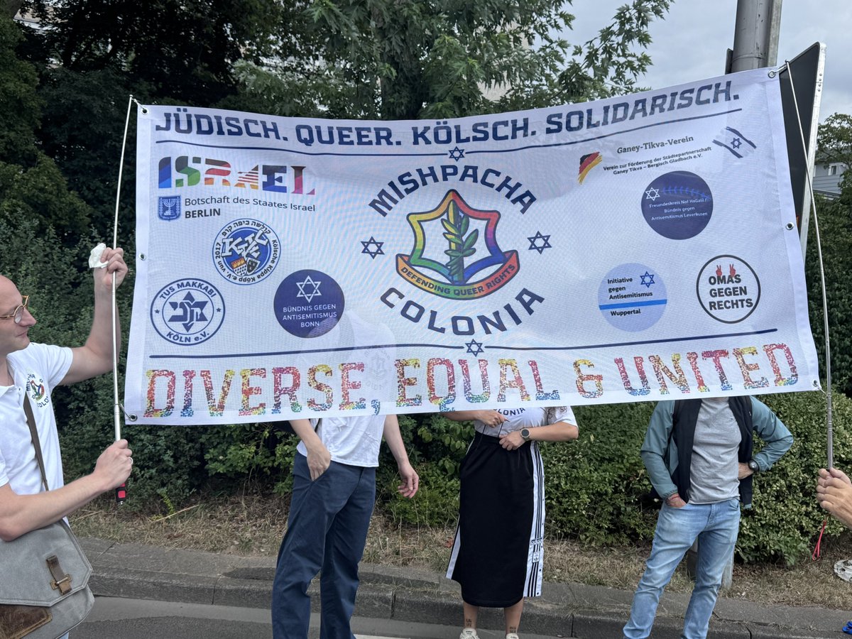 LoveGuerillero's tweet photo. ❤️🖤🌈#CSD #Köln #k0507
#QueerJews #EndJewhatered
#NoPrideInAntisemitism #ColognePride
Gestern war das @bgabonn zusammen mit #MisphachaColonia gemeinsamen auf dem Cologne Pride. Schon im Vorfeld kam es zu Anfeindungen von der Pro Pali Bubble das israelisch solidarische Menschen und Juden auf der der Cologne Pride mitlaufen. Besonders das Palestine Camp Köln und der ,,March of Liberation“ die Gruppierung die jeden Freitag durch Köln ihren Israel und Judenhass auf die Straße bringen, letztere sind mit Amnesty Köln auf derCologne Pride zusammen gelaufen, hatten sich vehement aufgeregt und auch Drohungen gegen unsere Jüdische Gruppe ausgesprochen. Doch wir lassen uns nicht canceln und ghosten und hatten einen sehr schönen, fröhlichen, erfolgreichen Tag gestern auf der Cologne Pride. Danke auch an #MisphachaColonia für die tolle Orga und allen anderen die mit uns bunt, divers , Jewish and Pride zusammen gefeiert und demonstriert haben. Doch seht selbst 🌈✡️💙🤍🦋🌺💚
@KoeAntifa161 @AntifascistaBRS @161debunk @Baghi161 @klarekante_cgn @CityofHopeKoeln @ASB_NRW @leah_youn @MartinHeil9 @unsoerioes @yoga_and_more @KolnOmas @redmimireads @ASB_NRW @DorisWeiss2