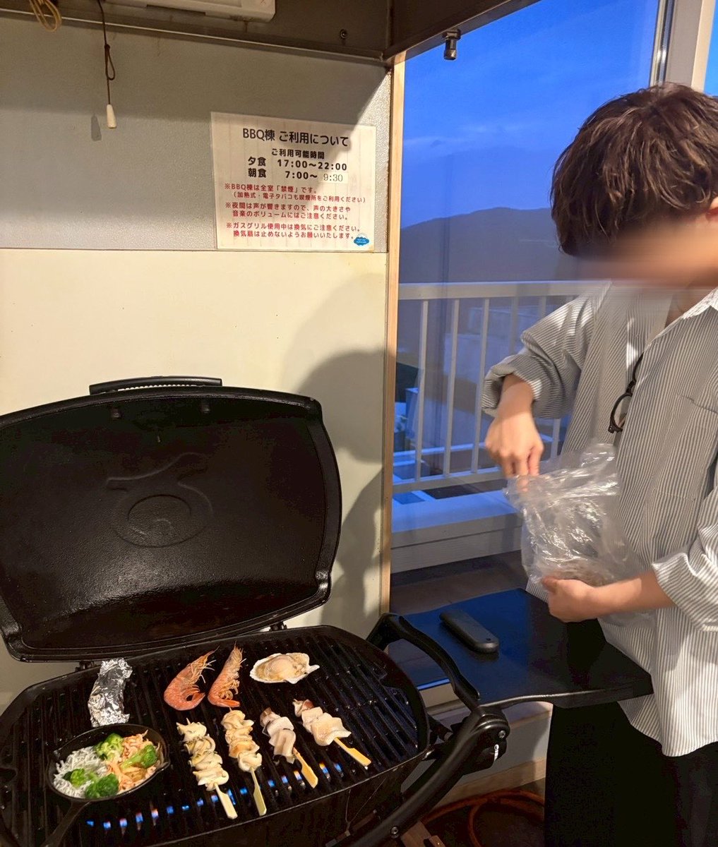 __haaak's tweet photo. １日目熱海食べ歩き。抹茶のブリュレのクレープ美味しすぎた。
夜、念願のドームテントでBBQ。美味しかったのに食べきれなかった(最近少食になってきてる)

２日目の朝、神社行って水族館。お昼に、さわやか行ったけど急に鼻血出てきてティッシュを鼻に詰めてるの恥ずかしかった。

総評：最高でした。 https://t.co/7wnXGPcd4c