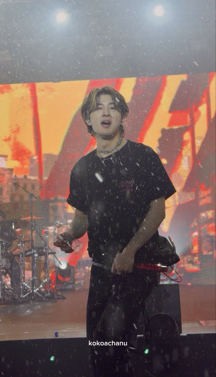 kokoachanu's tweet photo. MAAAA PARANG NASA K-DRAMA SI YUNHYEONG NUNG NAG HOLY WATER SYAAA 😭 WAG NA MAG BIAS SA iKON DI KO NA ALAM YAWAAA

#MNLWaengWaengReady
#iKONinMANILA2026
#iKON_FOUREVER_TOUR_MNL @sssong6823 https://t.co/VjjR3DIXub