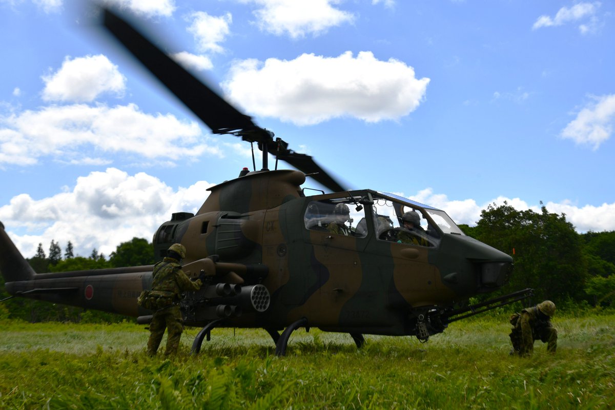 camp_kasuminome's tweet photo. #１１０飛行隊 は総監訓練検閲中にＦＡＲＰを開設して #ＡＨ－１Ｓに対する燃料・弾薬の再補給を行いました。（ＦＡＲＰとは、航空機に #燃料 や #弾薬 の再補給を行う補給点です）
普段の練成により、連携のとれた流れるような動作を行い、 #パイロット と整備員の固い信頼関係が感じられました❗ https://t.co/F6Y7bumjXU