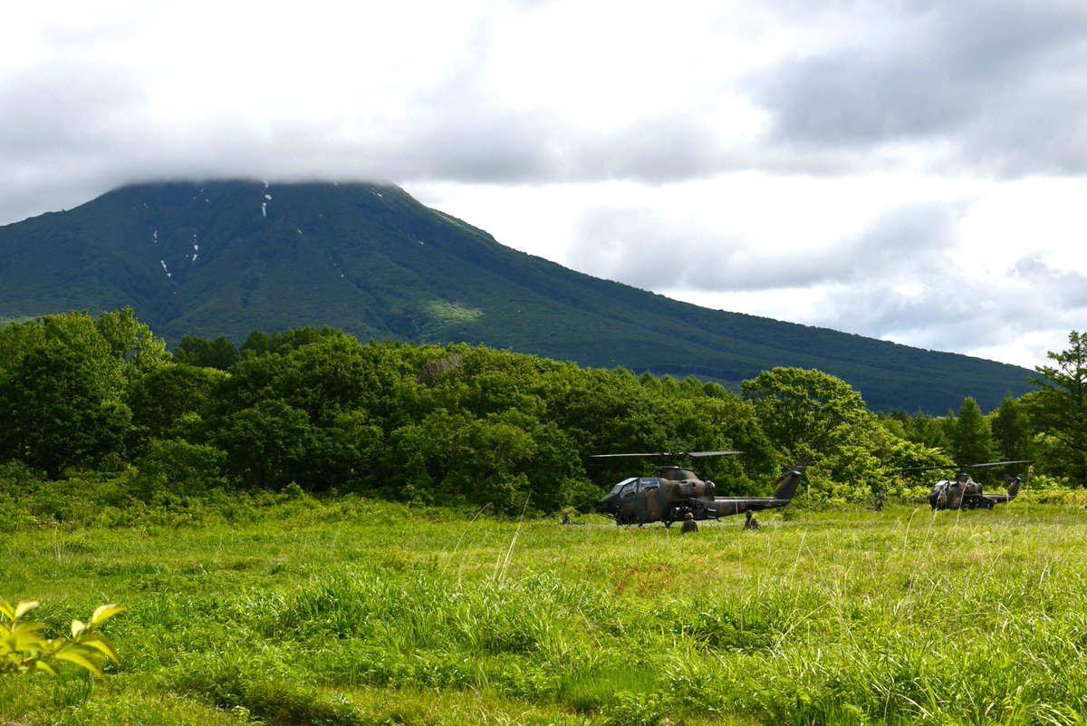 camp_kasuminome's tweet photo. #１１０飛行隊 は総監訓練検閲中にＦＡＲＰを開設して #ＡＨ－１Ｓに対する燃料・弾薬の再補給を行いました。（ＦＡＲＰとは、航空機に #燃料 や #弾薬 の再補給を行う補給点です）
普段の練成により、連携のとれた流れるような動作を行い、 #パイロット と整備員の固い信頼関係が感じられました❗ https://t.co/F6Y7bumjXU