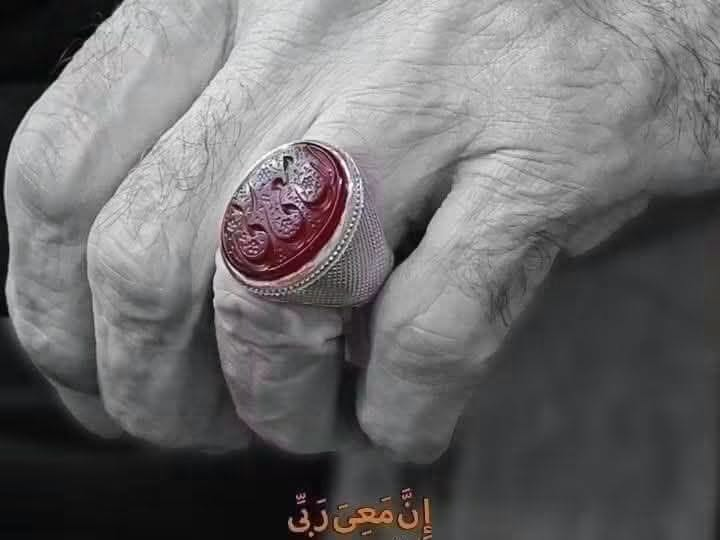 MariaBalochPK's tweet photo. مشہد۔ 1939 کی سردی۔ 
گلی اتنی تنگ تھی کہ دو آدمی ایک ساتھ نہیں گزر سکتے تھے۔ 
دیواروں پر مٹی تھی۔ چھت پر سوراخ تھے۔ 
اور ایک گھر میں ایک بچہ پیدا ہوا ۔ 
بچہ آیا تو رویا نہیں۔ 
آنکھیں کھول کر چھت کو دیکھتا رہا۔ 
جیسے پہلے سے جانتا ہو کہ اس نے یہاں نہیں رکنا۔ 
نام رکھا گیا علی۔ 
باپ مدرس تھا۔ جیب میں پیسے نہیں تھے۔ 
مگر گھر میں کتابیں دیواریں تھیں۔ 
بچہ سوال کرتا۔ ابا ہم غریب کیوں ہیں؟ 
باپ ہنس کر کہتا۔ بیٹا ہمارا پیٹ خالی ہے۔ دل نہیں۔ ہمارا دل حسین سے بھرا ہے۔ 
وہ جملہ اس کے کان میں نہیں گیا۔ 
وہ سینے میں جا کر چبھ گیا۔ 
اور وہیں رہ گیا۔ قبر تک۔ 
جوانی آئی تو مدرسے کی چٹائی پرانی ہو گئی۔ 
وہ اٹھا اور سڑک پر نکل گیا۔ 
شاہ کا زمانہ تھا۔ ایک لفظ بولنا گناہ تھا۔ 
اس نے بولا۔ 
پہلی بار پولیس آئی۔ ہتھکڑی پہنائی۔ 
دوسری بار کوڑے برسے۔ پیٹھ لہو لہان ہو گئی۔ 
تیسری بار بیرجند پھینک دیا گیا۔ ریت تھی۔ دھوپ تھی۔ تنہائی تھی۔ 
رات کو وہ ریت پر لیٹ جاتا۔ 
اوپر ستارے ہوتے۔ 
وہ ستاروں سے کہتا۔ دیکھو۔ میں اکیلا نہیں ہوں۔ حسین بھی میرے ساتھ ہے۔ 
اور رو دیتا۔ اس لیے نہیں کہ تکلیف تھی۔ 
اس لیے کہ امت سوئی ہوئی تھی۔ 
1981 کی گرمی تھی۔ 
27 جون۔ ہفتہ کا دن۔ 
تہران کی ابوذر مسجد بھری ہوئی تھی۔ 
وہ منبر پر تھا۔ جنگ سے واپس آیا تھا۔ 
جوانوں نے کاغذ پر سوال لکھے تھے۔ 
ایک نوجوان آگے بڑھا۔ میز پر ٹیپ ریکارڈر رکھا۔ کہا آغا ریکارڈ ہو جائے۔ 
ایک منٹ۔ 
صرف ایک منٹ۔ 
پھر سیٹی کی آواز آئی۔ اور دھماکہ۔ 
دھواں۔ چیخیں۔ خون۔ 
جب دھواں ہٹا تو وہ زمین پر تھا۔ 
دایاں بازو گوشت کے لوتھڑے کی طرح لٹک رہا تھا۔ 
شیشے دل میں گھس گئے تھے۔ 
اسے بہارلو ہسپتال لے گئے۔ 
ڈاکٹر نے جھک کر کہا۔ آغا معاف کرنا۔ یہ بازو اب کام نہیں کرے گا۔ 
وہ ہنسا۔ خون تھوکتے ہوئے ہنسا۔ 
بایاں ہاتھ اٹھایا اور کہا۔ ڈاکٹر۔ قلم ہاتھ میں نہیں ہوتا۔ دل میں ہوتا ہے۔ میرا دل ابھی زندہ ہے۔ 
اسی سال وہ صدر بن گیا۔ 
1981 سے 1989 تک۔ 
ایران آگ میں تھا۔ عراق سامنے تھا۔ 
وہ صدارتی کرسی پر نہیں بیٹھا۔ 
وہ خندق میں بیٹھا۔ 
ایک 17 سالہ بچے کا سر اس کی گود میں تھا۔ سر کا آدھا حصہ نہیں تھا۔ 
بچہ پوچھ رہا تھا۔ آغا میں مر تو نہیں جاؤں گا؟ 
اس نے بچے کے بالوں پر ہاتھ پھیرا۔ اور کہا۔ نہیں بیٹا۔ تم زمین پر نہیں مرو گے۔ تم آسمان پر لکھے جاؤ گے۔ 
28 جون 1989۔ 
امام خمینی کا جنازہ تھا۔ 
لاکھوں تھے۔ مگر سب یتیم تھے۔ 
مجلس خبرگان نے اعلان کیا۔ 
پرچم اس زخمی کے ہاتھ میں۔ 
وہ پرچم نہیں تھا۔ وہ نیزہ تھا۔ 
اور وہ 36 سال اس نیزے پر کھڑا رہا۔ 
نہ سویا۔ نہ جھکا۔ نہ بکا۔ 
دنیا نے کہا یہ گر جائے گا۔ 
وہ کہتا رہا۔ حسین والے گرتے نہیں ہیں۔ 
پابندیاں آئیں۔ جیسے زنجیریں۔ 
اس نے زنجیروں کو توڑ کر یونیورسٹی بنا دی۔ 
کہا روٹی کم ہے تو کیا ہوا۔ دماغ تو ہے۔ 
1989 میں 70 فیصد لوگ پڑھ سکتے تھے۔ 
وہ چلا گیا۔ 94 فیصد کر گیا۔ 
لڑکیاں گھروں سے نکلیں۔ لیب میں گئیں۔ 
نینو ٹیکنالوجی میں ایران دنیا کا چوتھا ملک بن گیا۔ 
سٹیم سیل میں دسواں۔ 
2009 میں "امید" نامی سیٹلائٹ خود بنایا۔ خود چھوڑا۔ 
15واں ملک تھا وہ۔ 
فیکٹریوں کے سائرن بجے۔ 
ڈرون بنے۔ میزائل بنے۔ 
اس نے کہا۔ جو قوم اپنی تلوار خود نہیں بناتی۔ وہ دوسروں کے آگے ہاتھ پھیلاتی ہے۔ 
مگر رات کو جب سب سو جاتے۔ 
وہ اکیلا جاگتا۔ 
اور روتا۔ کیوں؟ 
کیونکہ امت ٹوٹی ہوئی تھی۔ 
شیعہ سنی کے نام پر گالیاں۔ 
منبر سے خون۔ 
اس نے ایک کہا۔ بس۔ 
مقدسات اہلسنت کا احترام واجب ہے۔ 
جو تفرقہ ڈالے استعمار کا آلہ کار ہے ۔
پھر ہاتھ اٹھا کر کہا۔ 
ہمارا قبلہ ایک ہے۔ مکہ۔ 
ہمارا دشمن ایک ہے۔ تل ابیب۔ واشنگٹن۔ 
شیعہ سنی بھائی ہیں ۔
قلم اٹھایا۔ 
"انسان دو سو پچاس سالہ" لکھی۔ 
کہا علی سے خمینی تک ایک ہی خون ہے۔ بس نام بدلتے ہیں۔ 
"فلسطین" لکھی۔ 
کہا قدس پتھر کا ٹکڑا نہیں ہے۔ قدس امت کا دل ہے۔ 
دل نکالو گے تو لاش اٹھانا پڑے گی۔ 
پھر وہ صبح آئی۔ 
28 فروری 2026۔ 
رمضان تھا۔ وہ روزے سے تھا۔ 
تہران کے ایک گھر میں۔ 
مصلہ بچھا تھا۔ قرآن کھلا تھا۔ 
انگلی سورہ یاسین پر تھی۔ 
اچانک آسمان پھٹا۔ 
دیوار موم کی طرح پگھل گئی۔ 
چھت گر گئی۔ 
وہ گرے۔ 
خون قرآن کے صفحوں پر گرا۔ 
اور وہ مسکرائے۔ آخری سانس میں مسکرائے۔ 
بیٹی بشرا بھی تھی۔ 
باپ کے ساتھ کھڑی تھی۔ باپ کے ساتھ گر گئی۔ 
داماد مصباح الہدیٰ بھی تھا۔ 
گھر کا سہارا۔ وہ بھی مٹی ہو گیا۔ 
نواسی زہرا۔ 14 ماہ عمر ۔
وہ ملبے کے نیچے دب گئی۔ 
ہاتھ میں گڑیا تھی۔ 
سانس نہیں تھی۔ 
ایک میزائل۔ 
ایک خاندان۔ 
شہادت سے 3 دن پہلے اس نے خطبہ دیا تھا۔ 
لرزتی آواز میں کہا تھا۔ 
مجھ جیسا۔ یزید جیسے کی بیعت نہیں کر سکتا۔ 
یا حسین کی طرح جیو۔ یا حسین کی طرح مرو۔ 
اور وہ حسین ع سے وعدہ وفا کر گیا۔
تابوت پر عمامہ پڑا ہے ۔
کیونکہ یہ لکڑی نہیں ہے۔ 
یہ آگ ہے۔ 
تہران بند ہے۔ 
مشہد بند ہے۔ 
کروڑوں لوگ ہیں۔ ہر ہاتھ میں تصویر۔ ہر آنکھ میں آنسو نہیں۔ خون ہے۔ 
اور انتقام کی صدا بلند ہے 
ایران دنیا سے کہہ رہا ہے۔ 
سنو۔ تم نے ایک کو مارا۔ 
اس کا خون گلی میں بہہ گیا۔ 
وہ خون پاکستان کی سرحد پار کر گیا۔ 
عراق کے صحراؤں میں اتر گیا۔ 
یمن کے پہاڑوں میں گونج گیا۔ لبنان کے گھروں میں اتر گیا۔ 
ہر گھر میں وہ خون ہے۔ 
ہر سینے میں وہ آگ ہے۔ 
ہم کہتے ہیں۔ فکر کی قبر نہیں ہوتی۔ 
4 جولائی سے 9 جولائی۔ تین دن۔ 
دنیا دیکھے گی۔ 
مشہد کے امام رضا کے روضے میں مٹی ملے گی۔ 
مگر اس سے پہلے تاریخ لکھی جائے گی۔ 
کہ ایک آدمی تھا۔ مٹی سے آیا۔ جیل میں پلا۔ زخم سے سیکھا۔ 
قرآن پڑھتے ہوئے شہید ہوا۔ 
اور امر ہو گیا......