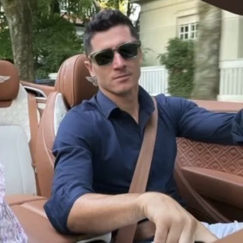 CezaryRoss's tweet photo. Robert Lewandowski zarabia na godzinę 12 tysięcy złotych, ponad 2x mniej niż ci lekarze https://t.co/UD1LaEItcm
