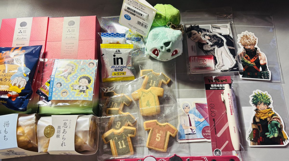 thikasecret's tweet photo. 頂いたものと買ったものwwwwwありがとうーーーーー!売り子だったのにね....wダネは名残惜しくてお迎えしてしまった😊 https://t.co/7ndwuypTkB