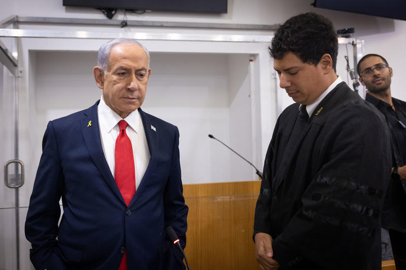 olam_katan's tweet photo. "וגם דמו הנה נדרש": על רדיפת נתניהו, ועל קול הרבנים שטרם נשמע | איתמר סג"ל

כבר עשר שנים שופכים כאן את דמו של ראש ממשלת ישראל, האדם שהוא בסוף הסמל הגדול ביותר שמייצג מול האומה ומול העולם כולו את דבר המלכות והתקומה של ראשית צמיחת גאולתנו, יסוד כיסא ה' בעולם. 

עשר שנים של הדלפות מכוערות ומגמתיות מחדרי החקירות, ערב ערב בראש כל חוצות, בכל מהדורות החדשות.

מסכת השקרים והתפירות המשפטיות הללו גררו את עם ישראל לסחרור שאין לו סוף של פילוג, סכסוך איש באחיו ופגיעה קשה באחדות העם, שהחלישה אותנו מול אויבינו, שהרגישו שהגיעה שעת כושר לצאת ולפגוע בנו מתחת לחגורה.

וכאן הבן שואל, ואני הקטן תמה: היכן אתם, רבני ישראל? כלום לא ראוי העוול הזה שנעשה לכל אדם, קל וחומר לאדם כמו ראש ממשלת ישראל, קל וחומר בן בנו של קל וחומר בשעת מלחמת קיום כשגורל עם ישראל מוטל על כתפיו, לזעקה גדולה ומרה ולקול מחאה בשם התורה, בשם המוסר היהודי, בשם האמת והיושר?

אני הקטן ממאן להבין את השתיקה הרועמת של רבני הציונות הדתית לנוכח החץ הרעיל הזה שנורה לעבר נתניהו לפני שסומנה המטרה.

נתניהו אינו איש פרטי, ולכן כל הנעשה בו אינו פרטי שלו כי אם נוגע לליבה של האומה. בעת הזו נדרש ��ול של אמת, קול של תורה, קול ברור מבית המדרש שיצעק ויאמר: עד כאן. 

את המשפט הזה יש לחדול, את אישום הפרת האמונים יש להסב כלפי מי שהפרו את אמון העם ופעלו במרי כדי להדיח ולהפיל שלטון בדרכים לא-דמוקרטיות.

מתוך טורו של איתמר סג"ל, עורך עולם קטן. ה��ור המלא באתר

צילום: מריים אלסטר, פלאש 90 @itamar_segal6