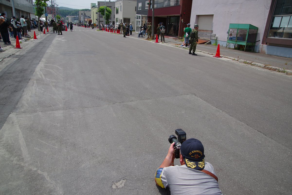 youchu_muimui's tweet photo. 🇯🇵2026/07/05 (8)留萌駐屯地創立記念行事
灼熱のアスファルト上、うつ伏せでカメラを構える姿にプロ根性を感じるw しかし俺がやっても焼き豚になっちゃうだけなので真似はしないで���こう🤣 https://t.co/GLqLgzIgz4