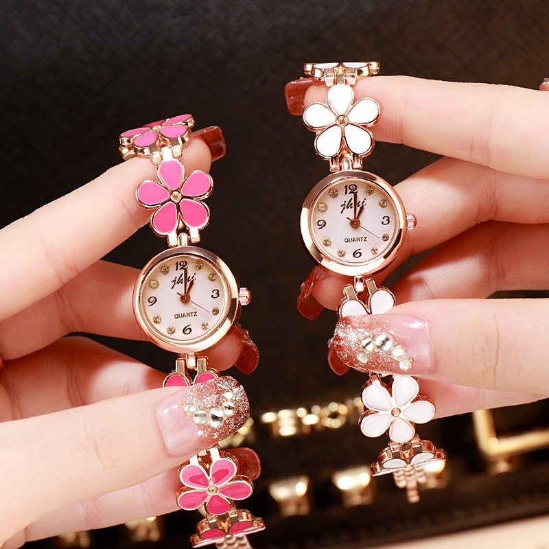 pemuda_sendu's tweet photo. Definisi cantik dan elegan nggak harus mahal! 😍 Jam tangan model gelang dengan detail bunga ini bikin tampilan kamu makin manis dan feminin. Aksesoris sekaligus penunjuk waktu yang pas banget buat daily outfit kamu. ✨

#jamtangan #zonauang https://t.co/kNtZzF187U
