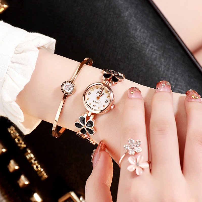 pemuda_sendu's tweet photo. Definisi cantik dan elegan nggak harus mahal! 😍 Jam tangan model gelang dengan detail bunga ini bikin tampilan kamu makin manis dan feminin. Aksesoris sekaligus penunjuk waktu yang pas banget buat daily outfit kamu. ✨

#jamtangan #zonauang https://t.co/kNtZzF187U