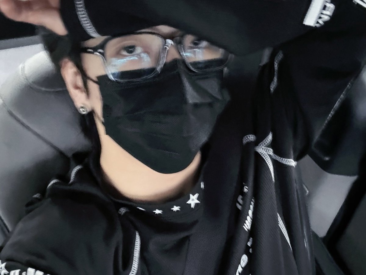 xinnongu's tweet photo. 다 아는 옷들이구만 https://t.co/00MHqdHe00