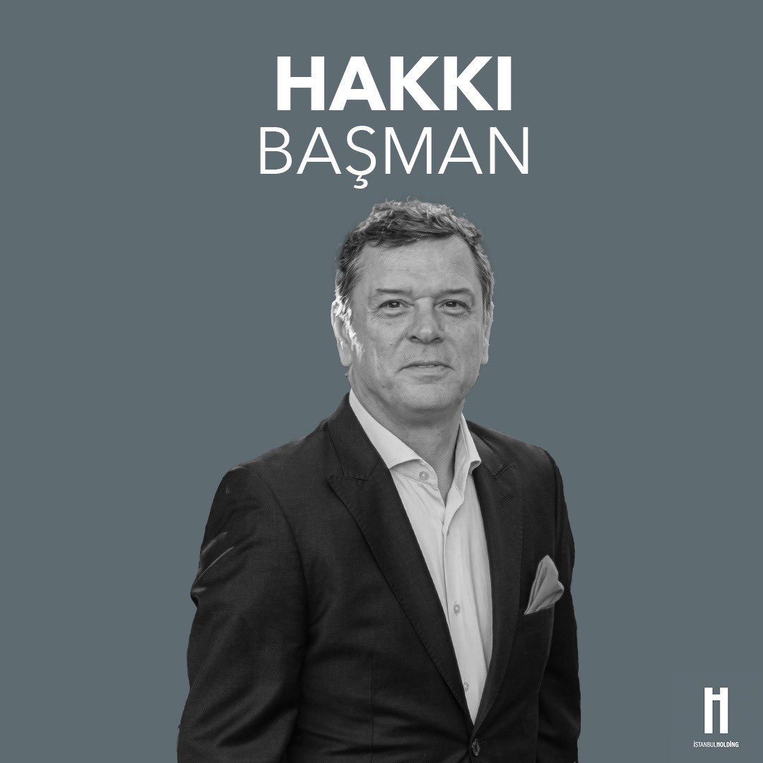 holdingistas's tweet photo. LOJİSTİK SEKTÖRÜNÜN DENEYİMLİ LİDERİ: HAKKI BAŞMAN

İstanbul Holding olarak vizyonumuzu; sürdürülebilir büyüme, stratejik yatırımlar, güçlü kurumsal yapılanma ve küresel ölçekte değer üretimi üzerine inşa ederken, bu yaklaşımın önemli temsilcilerinden biri de Kurucu Ortaklarımız arasında yer alan Sayın Hakkı Başman'dır.

Yaklaşık 40 yıllık mesleki deneyimiyle lojistik ve taşımacılık sektörünün saygın isimleri arasında yer alan Hakkı Başman, aileden gelen ticaret kültürünü çağdaş lojistik anlayışıyla birleştirerek sektörün gelişimine uzun yıllardır katkı sağlamaktadır. Dürüstlük, güven, kurumsallık ve sürdürülebilir büyüme ilkelerini temel alan yönetim anlayışıyla; yurt içi ve uluslararası taşımacılık, depolama, tedarik zinciri yönetimi ve entegre lojistik çözümleri alanlarında önemli projelere liderlik etmektedir.

Kurucu ortağı olduğu Mersin Taşımacılık – Adana Taşımacılık Kargo A.Ş. ile Shiplog Lojistik Ltd. Şti. bünyesinde, Türkiye'nin lojistik altyapısının gelişimine katkı sunarken; Avrupa, Orta Doğu ve Amerika başta olmak üzere birçok pazarda yürütülen operasyonlarla uluslararası ticaretin güvenilir çözüm ortaklarından biri olmayı sürdürmektedir.

Mesleki birikimini sektörel gelişime aktarmayı ilke edinen Başman; İstanbul Ticaret Odası Meslek Komitesi, Türkiye Odalar ve Borsalar Birliği (TOBB) Lojistik Sektör Meclisi ve Afet Lojistik Koordinasyon Kurulu (ALKK) gibi önemli platformlarda aktif görevler üstlenmiştir. Türkiye'nin en köklü lojistik sivil toplum kuruluşu olan Türkiye Nakliyeciler Derneği (TND) bünyesinde uzun yıllar yönetim kurulu üyeliği yaptıktan sonra, 2022 yılında dernek başkanlığı görevine seçilmiş ve halen bu görevini başarıyla sürdürmektedir.

Sektörel temsilin yanı sıra; kurumsallaşma, teknolojik dönüşüm, lojistik standartlarının yükseltilmesi, afet lojistiği, eğitim ve sürdürülebilir taşımacılık alanlarında yürüttüğü çalışmalarla sektörün geleceğine yön veren isimler arasında yer almaktadır. Deneyimini yalnızca ticari başarıya değil, bilgi paylaşımına, mesleki gelişime ve sektörün ortak vizyonuna katkı sağlayacak projelere aktarmayı öncelikli sorumluluklarından biri olarak görmektedir.

İstanbul Holding çatısı altında ise sahip olduğu kapsamlı lojistik deneyimi, güçlü sektör ağı ve stratejik bakış açısıyla Holding'in büyüme vizyonuna önemli katkılar sunmaktadır. Operasyonel mükemmeliyet, güvenilir iş ortaklıkları ve sürdürülebilir değer üretimi anlayışıyla hareket eden Hakkı Başman, İstanbul Holding'in geleceğe yönelik yatırımlarına güç katan kurucu ortakları arasında yer almaktadır.