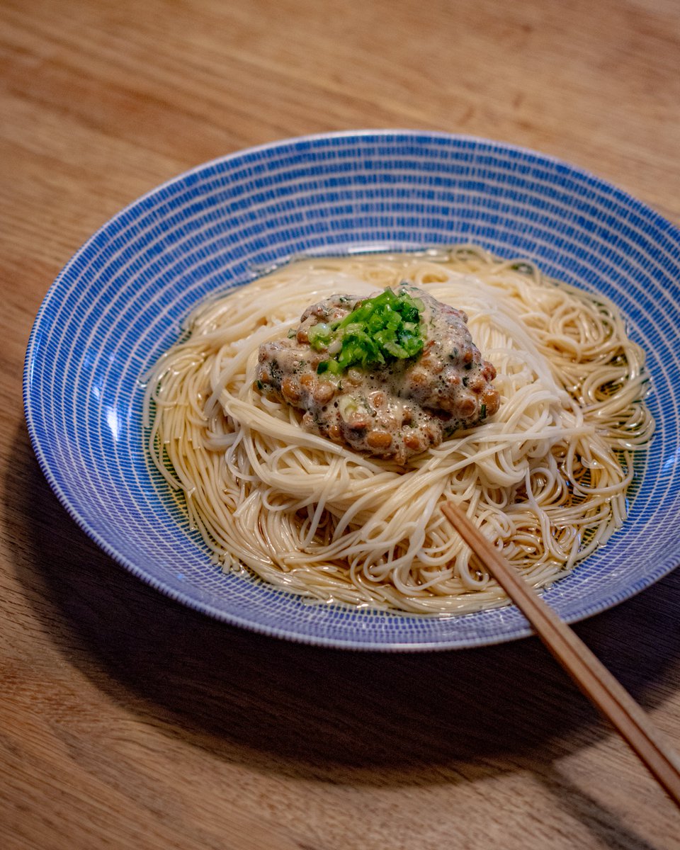 tabesuke_green's tweet photo. 細かく刻んだ梅を納豆に混ぜ込んで、ソーメンにON。食欲のない日でもサラッといけます😋✨

本日もお疲れ様でした～🎋✨

＃タベスケ スタッフの #おうちごはん
@tabesuke_green https://t.co/wDFVXhFWup