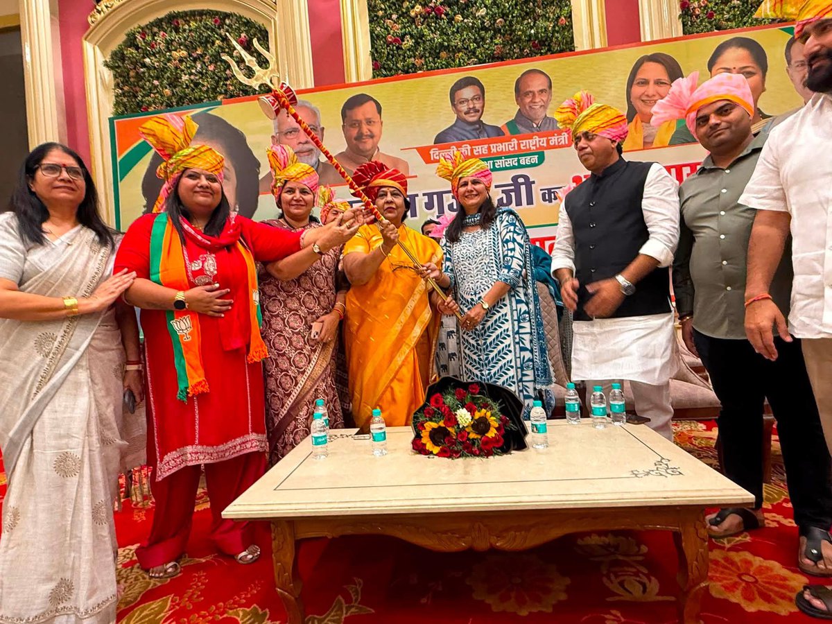 kjsehrawat's tweet photo. दिल्ली भाजपा प्रदेश की सह-प्रभारी आदरणीया @alka_gurjar जी को राज्यसभा सदस्य निर्वाचित होने पर उनके सम्मान में ओ.बी.सी. मोर्चा, दिल्ली प्रदेश के पश्चिम दिल्ली संसदीय क्षेत्र द्वारा आयोजित “विशेष अभिनंदन समारोह” में सम्मिलित होकर उन्हें सम्मानित किया।

इस गरिमामय कार्यक्रम में ओ.बी.सी. मोर्चा के प्रदेश अध्यक्ष श्री @SunilYadavBJP जी, महिला मोर्चा की प्रदेश अध्यक्ष श्रीमती ऋचा पांडेय जी, विधायक श्री संदीप सहरावत जी, विधायक श्री दीपक चौधरी जी, जिलाध्यक्ष श्रीमती राज शर्मा जी, पार्षदगण एवं सैकड़ों समर्पित कार्यकर्ताओं की गरिमामयी उपस्थिति रही।

डॉ. अल्का गुर्जर जी का संघर्ष, समर्पण और संगठन के प्रति उनकी निष्ठा हम सभी कार्यकर्ताओं के लिए प्रेरणास्रोत है। ईश्वर से प्रार्थना है कि वे अपने नए दायित्व का सफलतापूर्वक निर्वहन करते हुए राष्ट्र एवं संगठन की निरंतर सेवा करती रहें।