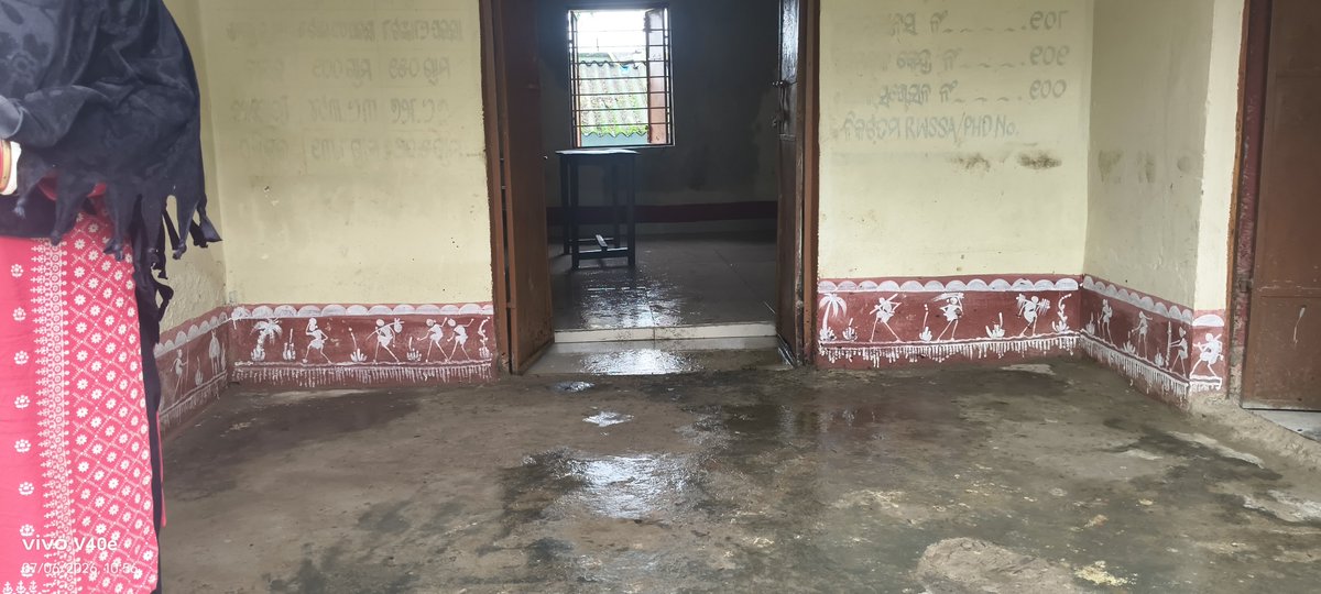 mr_khara's tweet photo. @CMO_Odisha @koraputdm @deokoraput1 @SMEOdisha @NityanandaBJP @bdoboipariguda କୋରାପୁଟ ଜିଲ୍ଲା ବୈପାରିଗୁଡ଼ା ବ୍ଲକ ଦଣ୍ଡାବାଡ଼ି ପଞ୍ଚାୟତ ପଣସପୁଟ ଗ୍ରାମର ପ୍ରାଥମିକ ବିଦ୍ୟାଳୟ ଶ୍ରେଣୀ ଗୃହ ସଚନୀୟ ଅବସ୍ଥାରେ ରହିଛି।ଶ୍ରେଣୀ ଗୃହରେ ପାଣି ଗଳୁଛି।ପିଲା ବସିବାରେ ଅସୁବିଧା ହେଉଛି। ଏଣୁ ବ୍ଲକ ପ୍ରଶାସନ ଧ୍ୟାନ ଦେବାକୁ ହେବେ। https://t.co/giV0ceszKK
