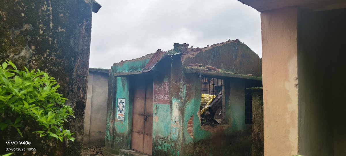 mr_khara's tweet photo. @CMO_Odisha @koraputdm @deokoraput1 @SMEOdisha @NityanandaBJP @bdoboipariguda କୋରାପୁଟ ଜିଲ୍ଲା ବୈପାରିଗୁଡ଼ା ବ୍ଲକ ଦଣ୍ଡାବାଡ଼ି ପଞ୍ଚାୟତ ପଣସପୁଟ ଗ୍ରାମର ପ୍ରାଥମିକ ବିଦ୍ୟାଳୟ ଶ୍ରେଣୀ ଗୃହ ସଚନୀୟ ଅବସ୍ଥାରେ ରହିଛି।ଶ୍ରେଣୀ ଗୃହରେ ପାଣି ଗଳୁଛି।ପିଲା ବସିବାରେ ଅସୁବିଧା ହେଉଛି। ଏଣୁ ବ୍ଲକ ପ୍ରଶାସନ ଧ୍ୟାନ ଦେବାକୁ ହେବେ। https://t.co/giV0ceszKK