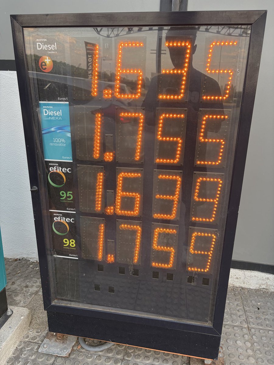 marcodev04's tweet photo. ☀️ Buenos días.

Primera parada del día: la gasolinera.

Hoy la gasolina está a 1,639 €/L.

Ya he registrado el gasto en Margen. 💚

Y me ha surgido una duda…

¿Creéis que volveremos a ver la gasolina por debajo de 1 €/L o esa época ya ha terminado?

Os leo. 👇