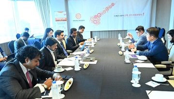 LN_Updates1's tweet photo. దక్షిణ కొరియాకు చెందిన ఎలక్ట్రానిక్ షెల్ఫ్ లేబుల్స్ (ESL), ఐఓటీ &amp; పవర్ ఎలక్ట్రానిక్స్ తయారీ సంస్థ సోలమ్ (SOLUM) గ్రూప్ గ్లోబల్ ఆపరేషన్స్ ఆఫీసర్ జీగాబ్ హా (Mr. Jeagab Ha)తో రాష్ట్ర విద్య, ఐటీ, ఎలక్ట్రానిక్స్ శాఖల మంత్రి నారా లోకేష్ సియోల్ లో భేటీ అయ్యారు.
#NaraLokesh https://t.co/xn7GK9Kymf