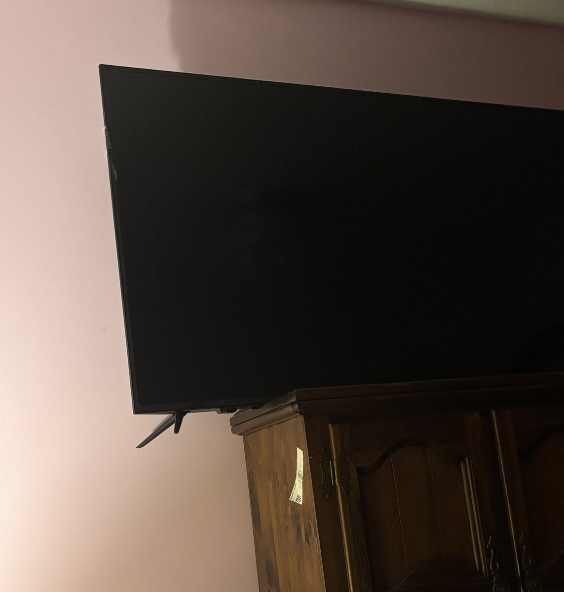 CAlNCORE's tweet photo. so our tv stopped working at 12:30 in the morning … so .. we … stole the tv from the extra room…but this thing is so fucking big it doesnt fit on the wardrobe help me https://t.co/M7uRoq70NT